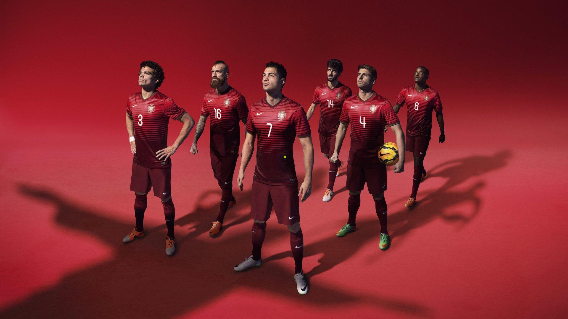 华体会：绿茵苍穹的无声对话，C罗进球后仰望天空致敬父亲 永恒瞬间撼动足坛